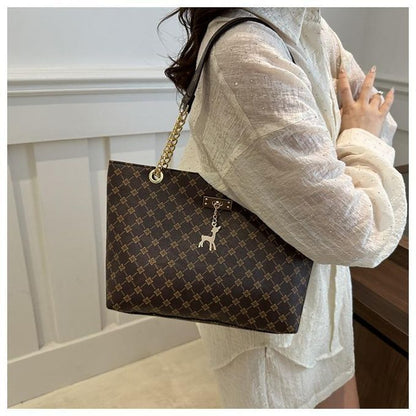 Estviane – Geräumige Handtasche im schicken Stil mit dekorativem Detail