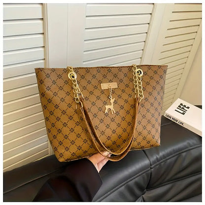 Estviane – Geräumige Handtasche im schicken Stil mit dekorativem Detail