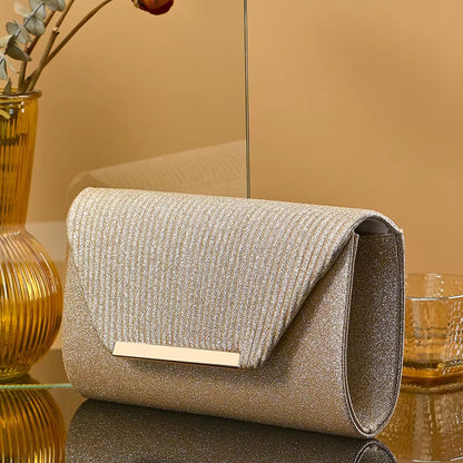 Carmesí - Clutch con Acabado Delicado, Sofisticado y Lujoso
